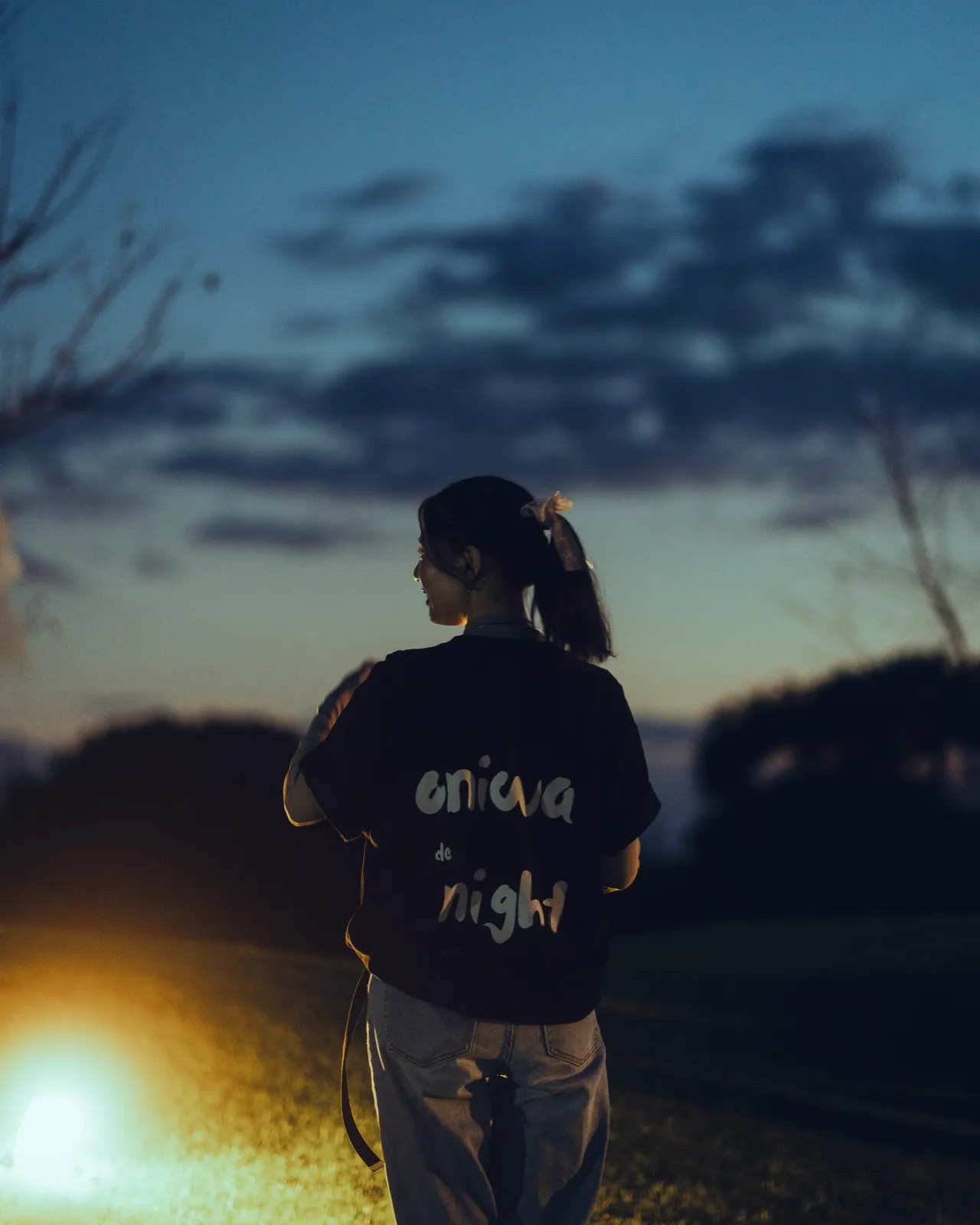 oniwa de night のTシャツを着たスタッフの後ろ姿